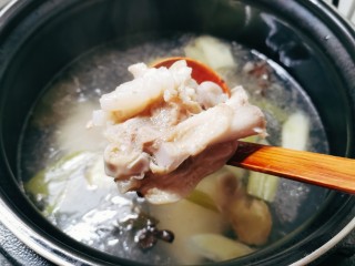 6、海带猪蹄汤,选择煲汤功能，猪蹄汤煲好备用。