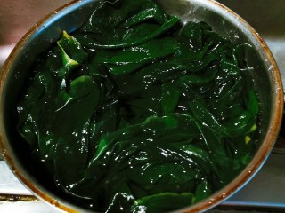 7、海带猪蹄汤,海带用清水浸泡，清洗干净。