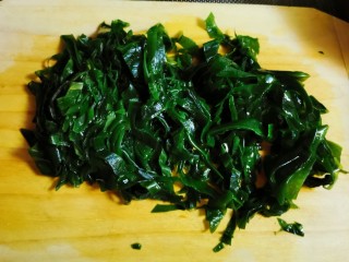 8、海带猪蹄汤,切丝备用。