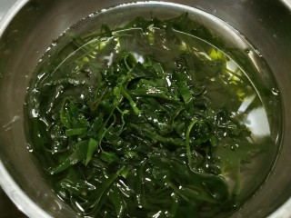 9、海带猪蹄汤,放入开水中煮2分钟