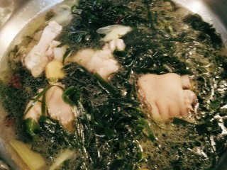 11、海带猪蹄汤,倒入煲好的猪蹄汤 煮至海带软硬程度达到自己满意。