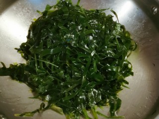 10、海带猪蹄汤,起油锅，放入姜2片炒香，放入海带翻炒3分钟。