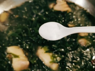 12、海带猪蹄汤,加入盐调味。