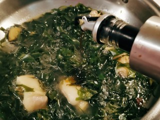 13、海带猪蹄汤,倒入酱油调味。