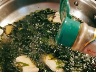 14、海带猪蹄汤,放入胡椒粉增香 关火。