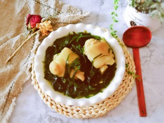 15、海带猪蹄汤,盛出食用。