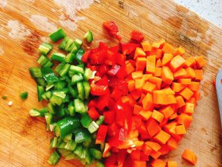 2、能吃两碗饭的下饭菜-宫保鸡丁,全部切成丁。