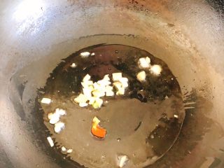 7、能吃两碗饭的下饭菜-宫保鸡丁,放入姜、蒜炒30秒。