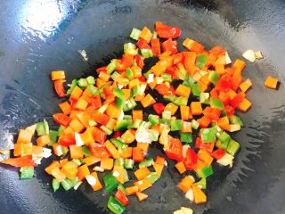 8、能吃两碗饭的下饭菜-宫保鸡丁,倒入青尖椒、红彩椒、胡萝卜炒2分钟,炒香。