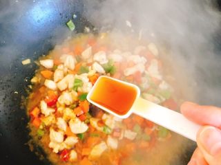 12、能吃两碗饭的下饭菜-宫保鸡丁,倒入2勺料酒。