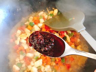 14、能吃两碗饭的下饭菜-宫保鸡丁,开盖后加入1汤勺韩国拌饭酱。(相当于2调料勺)