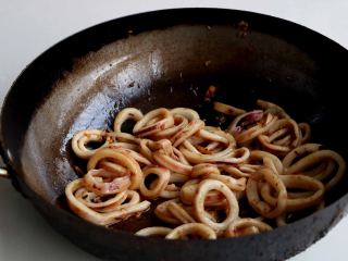 7、双椒炒鱿鱼卷,接着放入鱿鱼卷翻炒均匀；