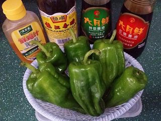 1、糖醋虎皮椒,备好食材