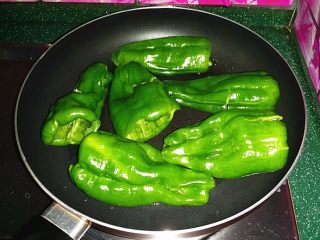 4、糖醋虎皮椒,锅热后倒多些油、放入青椒转中火