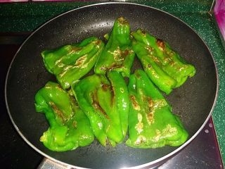 6、糖醋虎皮椒,待青椒表皮都煸出皱纹成虎皮色