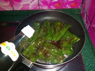 10、糖醋虎皮椒,稍后沿锅边一圈倒入香醋