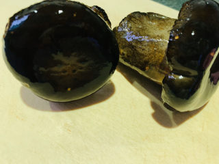 4、牛肝菌炖鸡,沥干水;