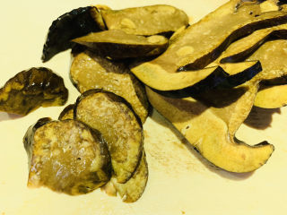 5、牛肝菌炖鸡,切大片;