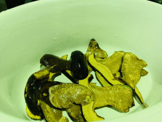 6、牛肝菌炖鸡,放入炖锅内;