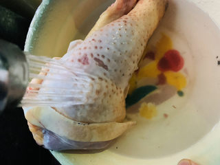 7、牛肝菌炖鸡,鸡肉解冻,洗净;