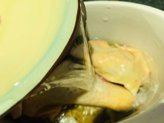 9、牛肝菌炖鸡,加入适量清水;