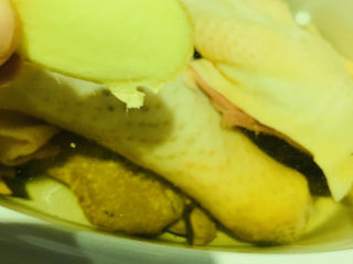 11、牛肝菌炖鸡,加一片生姜;