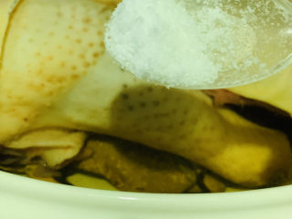 12、牛肝菌炖鸡,加少许盐;