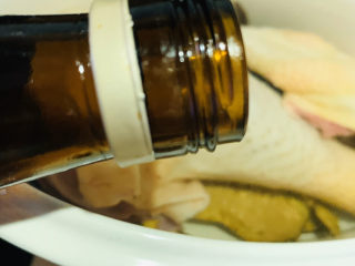 10、牛肝菌炖鸡,加少许料酒;