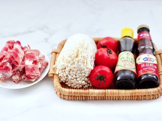 1、番茄金针菇肥牛汤,首先备齐所有的食材。