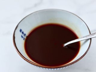 4、番茄金针菇肥牛汤,加入少许清水混合搅拌均匀。