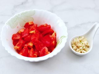 5、番茄金针菇肥牛汤,番茄去皮后切小块，大蒜去皮切碎。