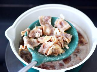 7、番茄金针菇肥牛汤,焯至变色煮熟捞出沥干水分。