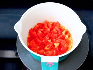 9、番茄金针菇肥牛汤,加入番茄块炒出汤汁。