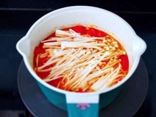 11、番茄金针菇肥牛汤,大火煮沸后，加入金针菇。