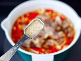 15、番茄金针菇肥牛汤,放入胡椒粉调味。