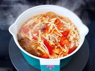 16、番茄金针菇肥牛汤,煮1分钟左右即可关火。