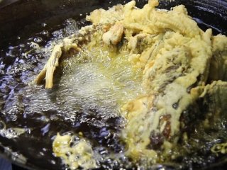 16、糖醋鱼,大概炸3-5分钟将鱼翻个身继续炸3-5分钟