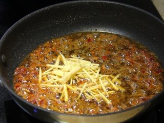 19、糖醋鱼,放入姜丝翻炒