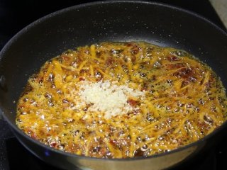 20、糖醋鱼,放入蒜末翻炒