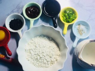 1、#最爱包子#烫面煎饼鸡蛋饼,准备食材如图，这里选用的黄豆酱，主要有小朋友一起吃，大家可以准备一些辣酱