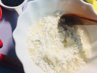 2、#最爱包子#烫面煎饼鸡蛋饼,把面粉倒入开水搅拌均匀！搅拌成流动的糊状