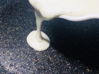 4、#最爱包子#烫面煎饼鸡蛋饼,平底锅刷一些油，倒入适量的面糊！