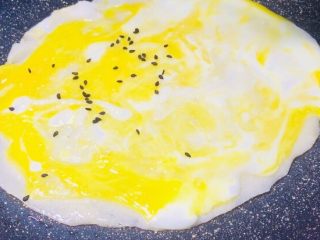 7、#最爱包子#烫面煎饼鸡蛋饼,把鸡蛋打散，撒去些许黑芝麻装饰一下！