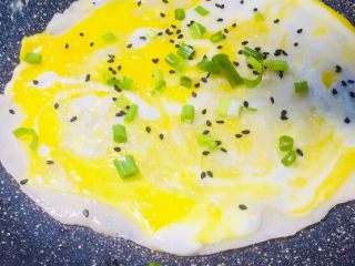 8、#最爱包子#烫面煎饼鸡蛋饼,撒上葱花点缀！因为还要翻面煎，所以会有葱香味！