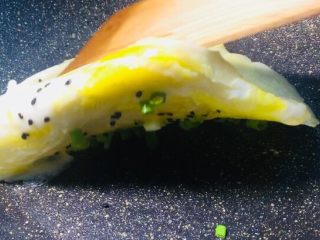 9、#最爱包子#烫面煎饼鸡蛋饼,然后翻面进行小火煎制！
