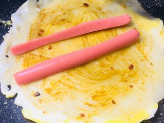 11、#最爱包子#烫面煎饼鸡蛋饼,加入火腿，或者青菜一起卷进去，简单的家庭版煎饼果子就可以出锅了！