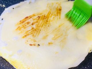 10、#最爱包子#烫面煎饼鸡蛋饼,刷上黄豆酱，或者辣椒酱！按个人口味添加