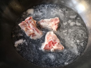 1、虫草花海带脊骨汤,先把洗净的脊骨在开水(水中可加一点料酒)里焯几分钟,这样肉腥味能去除得更干净。