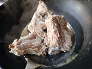 2、虫草花海带脊骨汤,焯至脊骨表面变白沥水捞出。