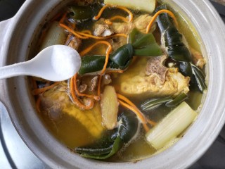 9、虫草花海带脊骨汤,起锅前放盐。(不要过早放盐,过早放盐,会使肉里含的水分很快跑出来,会加快蛋白质的凝固,肉质发死,也影响汤的鲜美)。